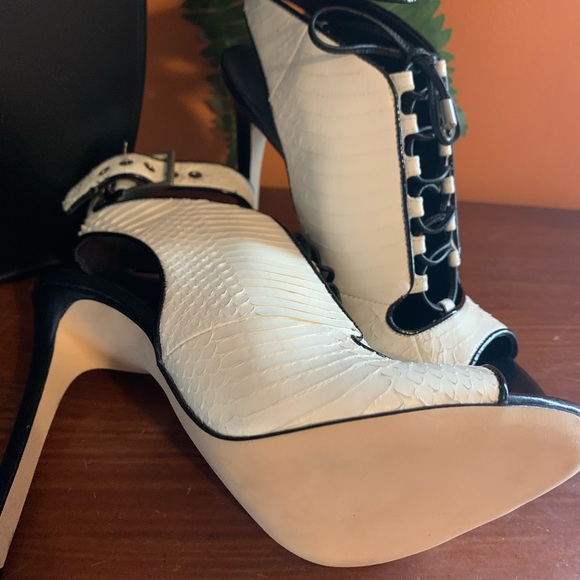 !NEW! Brian Atwood “Lodosa” white black sandals - Picture 6 of 7